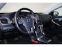 Volvo V40 Cross Country T3 PolarPlus Luxury - AUTOMAAT - Panoramadak - Adaptive Cruise Control - BLIS - Parkeercamera achter - Verwarmde voorstoelen & achterbank - Parkeersensoren voor & achter - Lederen Bekleding - Navigatie - Standkachel - Volvo On Call - Extra getint glas - 17' LMV