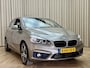 BMW 2-Serie Active Tourer 225xe High Executive *Leder* Stoelverwarming / Camera / Cruise Control / LED / Navigatie / PHEV / 17"LMV