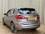 BMW 2-Serie Active Tourer 225xe High Executive *Leder* Stoelverwarming / Camera / Cruise Control / LED / Navigatie / PHEV / 17"LMV