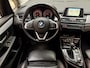 BMW 2-Serie Active Tourer 225xe High Executive *Leder* Stoelverwarming / Camera / Cruise Control / LED / Navigatie / PHEV / 17"LMV
