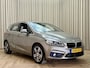 BMW 2-Serie Active Tourer 225xe High Executive *Leder* Stoelverwarming / Camera / Cruise Control / LED / Navigatie / PHEV / 17"LMV