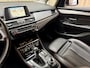 BMW 2-Serie Active Tourer 225xe High Executive *Leder* Stoelverwarming / Camera / Cruise Control / LED / Navigatie / PHEV / 17"LMV