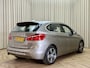BMW 2-Serie Active Tourer 225xe High Executive *Leder* Stoelverwarming / Camera / Cruise Control / LED / Navigatie / PHEV / 17"LMV