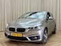 BMW 2-Serie Active Tourer 225xe High Executive *Leder* Stoelverwarming / Camera / Cruise Control / LED / Navigatie / PHEV / 17"LMV