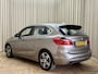 BMW 2-Serie Active Tourer 225xe High Executive *Leder* Stoelverwarming / Camera / Cruise Control / LED / Navigatie / PHEV / 17"LMV