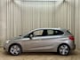 BMW 2-Serie Active Tourer 225xe High Executive *Leder* Stoelverwarming / Camera / Cruise Control / LED / Navigatie / PHEV / 17"LMV