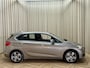 BMW 2-Serie Active Tourer 225xe High Executive *Leder* Stoelverwarming / Camera / Cruise Control / LED / Navigatie / PHEV / 17"LMV