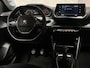 Peugeot 208 1.2 PureTech Deluxe (APPLE CARPLAY, GROOT NAVI, CRUISE, SPORTSTOELEN, LANE ASSIST, LEDER STUURWIEL, NIEUWSTAAT)