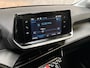 Peugeot 208 1.2 PureTech Deluxe (APPLE CARPLAY, GROOT NAVI, CRUISE, SPORTSTOELEN, LANE ASSIST, LEDER STUURWIEL, NIEUWSTAAT)