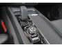Volvo XC60 B4 Momentum - IntelliSafe Assist & Surround - Harman/Kardon audio - Adaptieve LED koplampen - Parkeercamera achter - Verwarmde voorstoelen & stuur - Parkeersensoren voor & achter - Elektr. bedienb. voorstoelen met geheugen - 18' LMV