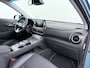 Hyundai Kona Electric EV 64kWh 204pk Premium Warmtepomp Leer Head-Up Display Apple Carplay Android Navi Camera Elektr.Stoelen+Verwarmd+Ventilatie Adaptive Cruise/Stop&Go Led Keyless DAB+ Verwarmd Stuur Pdc Subwoofer Bluetooth Dodehoek detector Privacy Glas Rijstrooksensor Origineel Nederlandse EV