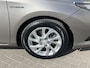 Toyota Auris 1.8 Hybrid Dynamic / Panoramadak / Cruise Control / Electronic Climate Control / Navigatie / Bluetooth / Lichtmetalen Velgen 16" / Achteruitrij Camera /