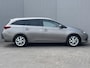 Toyota Auris 1.8 Hybrid Dynamic / Panoramadak / Cruise Control / Electronic Climate Control / Navigatie / Bluetooth / Lichtmetalen Velgen 16" / Achteruitrij Camera /