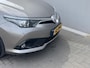 Toyota Auris 1.8 Hybrid Dynamic / Panoramadak / Cruise Control / Electronic Climate Control / Navigatie / Bluetooth / Lichtmetalen Velgen 16" / Achteruitrij Camera /