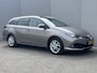 Toyota Auris 1.8 Hybrid Dynamic / Panoramadak / Cruise Control / Electronic Climate Control / Navigatie / Bluetooth / Lichtmetalen Velgen 16" / Achteruitrij Camera /