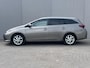 Toyota Auris 1.8 Hybrid Dynamic / Panoramadak / Cruise Control / Electronic Climate Control / Navigatie / Bluetooth / Lichtmetalen Velgen 16" / Achteruitrij Camera /
