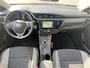 Toyota Auris 1.8 Hybrid Dynamic / Panoramadak / Cruise Control / Electronic Climate Control / Navigatie / Bluetooth / Lichtmetalen Velgen 16" / Achteruitrij Camera /