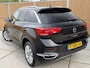 Volkswagen T-Roc 1.5 TSI Style Business Automaat | Climate control | Cruise control adaptief | Navigatiesysteem | Apple CarPlay/Android Auto | Rijstrooksensor | 17 inch velgen | Getint glas | Achteruitrijcamera | Parkeersensoren voor en achter