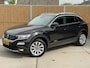 Volkswagen T-Roc 1.5 TSI Style Business Automaat | Climate control | Cruise control adaptief | Navigatiesysteem | Apple CarPlay/Android Auto | Rijstrooksensor | 17 inch velgen | Getint glas | Achteruitrijcamera | Parkeersensoren voor en achter
