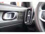 Volvo XC40 T4 Recharge Black Edition| Stoelverwarming | Trekhaak | Parkeercamera | Panoramadak | H/K | Glossy Black | Keyless
