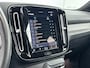 Volvo XC40 Recharge P8 AWD R-Design | 19" Allseason | Trekhaak | Parkeercamera | Stoel/Stuur/Achterbankverwarming | Warmtepomp | Adaptieve Cruise | BLIS | Keyless | Elektrische Achterklep