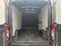 Ford E-Transit 350 L2H2 Trend 68 kWh | Navigatie | Camera | Wandbekleding | Rubber vloer | Stoelverwarming | 3-zits | Carplay/Android Auto