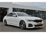 BMW 3-Serie 318i M Sport Pakket | Sfeer | Camera | Carplay | Led | Live Cockpit Pro | Leer | NL Auto! Stoelverw. | Shadow-line |