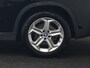 BMW iX1 xDrive30 Launch Edition 67 kWh 313pk Dealer O.H. | Adaptief M Onderstel | Camera | Stoelverwarming | Widescreen Navi | Sfeerverlichting | Apple Carplay | Navigatie | DAB | 18'' L.M. | Virtual | Cruise Control |