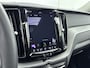 Volvo XC60 2.0 T6 Plug-in hybrid AWD Core Bright 350PK | Wegklapbare Trekhaak | Schuif-/Kanteldak | All Season Banden | Stoel- en Stuurverwarming | Achterbankverwarming | Elektrische Kofferklep | Apple CarPlay & Android Auto