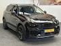 Lynk & Co 01 1.5 BLACK LINE PREMIUM LEDEREN BEKLEDING 100 STUKS OP VOORRAAD ! VOL OPTIES ! 360 CAMERA ADAPTIVE CRUISE CONTROL PANORAMA SCHUIF/KANTELDAK APPLE CARPLAY/ANDROID RIJSTROOKSENSOREN ZEER MOOI !! INCL NIEUWE TREKHAAK