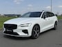 Volvo V60 2.0 T8 Plug-in hybrid AWD Ultimate Dark | SOH 100% | Harman/Kardon | Trekhaak | Panoramdak | DAB | HUD | Stoelverwarming V+A | Adaptieve cruise control |