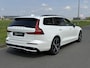 Volvo V60 2.0 T8 Plug-in hybrid AWD Ultimate Dark | SOH 100% | Harman/Kardon | Trekhaak | Panoramdak | DAB | HUD | Stoelverwarming V+A | Adaptieve cruise control |