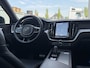 Volvo XC60 2.0 T8 Plug-in hybrid AWD R-Design | SOH 100% | Stoelverwarming en verkoeling | HUD | Harman/Kardon Audio | Apple Carplay/Android Auto |