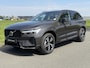 Volvo XC60 2.0 T8 Plug-in hybrid AWD R-Design | SOH 100% | Stoelverwarming en verkoeling | HUD | Harman/Kardon Audio | Apple Carplay/Android Auto |