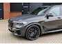 BMW X5 XDrive45e High Executive | 8.200KM! | Dravitgrijs | 4-wiel best. | Harman Kardon | HUD | Pano | Surround view | Stuurverw.