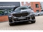 BMW X5 XDrive45e High Executive | 8.200KM! | Dravitgrijs | 4-wiel best. | Harman Kardon | HUD | Pano | Surround view | Stuurverw.