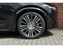 Volvo XC90 T8 Automaat AWD Ultra Dark | Bowers & Wilkins | Luchtvering | Panoramadak | Rondom zichtcamera | 22" Lichtmetalen velgen | Verwarmbare voorstoelen | Verwarmbaar stuurwiel | Massagefunctie voorstoelen | Ventileerbare voorstoelen | Verwarmbare achterbank