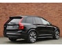 Volvo XC90 T8 Automaat AWD Ultra Dark | Verwarmbare voorstoelen | Verwarmbaar stuurwiel | Massagefunctie voorstoelen | Ventileerbare voorstoelen | Verwarmbare achterbank | Premium audio by Bowers & Wilkins | Luchtvering | Panoramadak | Rondom zichtcamera | 21" Lichtmetalen velgen