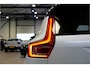 Volvo XC40 1.5 T4 155kW/211pk DCT7 Recharge R-Design PANORAMADAK + ADAPT.CRUISE + PILOT ASSIST + LEER/ALCANTARA + STOELVERWARMING + BI-TONE + BLIS + STUURVERWARMING + LANE ASSIST + ACHTERUITRIJCAMERA + PARKSENSOREN V&A + 20" LM-VELGEN!!