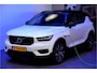 Volvo XC40 1.5 T4 155kW/211pk DCT7 Recharge R-Design PANORAMADAK + ADAPT.CRUISE + PILOT ASSIST + LEER/ALCANTARA + STOELVERWARMING + BI-TONE + BLIS + STUURVERWARMING + LANE ASSIST + ACHTERUITRIJCAMERA + PARKSENSOREN V&A + 20" LM-VELGEN!!