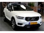 Volvo XC40 1.5 T4 155kW/211pk DCT7 Recharge R-Design PANORAMADAK + ADAPT.CRUISE + PILOT ASSIST + LEER/ALCANTARA + STOELVERWARMING + BI-TONE + BLIS + STUURVERWARMING + LANE ASSIST + ACHTERUITRIJCAMERA + PARKSENSOREN V&A + 20" LM-VELGEN!!