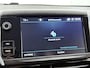 Peugeot 208 Blue Lion 82pk | Navigatie | Parkeersensoren | Airco | Cruise Control | DAB+ radio | Bluetooth | Armsteun | Apple Carplay / Android Auto | Multifunctioneel stuurwiel | 16" lichtmetalen velgen |