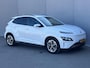 Hyundai Kona Electric EV Fashion 64 kWh / 100% SOH / NL auto / Cruise Control Adaptief / Lane Assist / Dode Hoek Detectie / Keyless Entry & Start / Apple Carplay & Android Auto / Navigatie / Lichtmetalen Velgen 17" / Head-Up Display /
