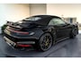 Porsche 911 Cabrio 3.8 Turbo S 478kW/650pk PDK8 NL-AUTO! SPORT DESIGN + AERO-PAKKET + PCCB + BURMESTER + NACHTZICHT + 18-WEG STOELEN + ADAPT.CRUISE + 360 CAMERA + LIFT + KEYLESS ENTRY&DRIVE + CHRONO + PDLS PLUS + PASM SPORT + BLUE EYE + VOL PPF + 20/21" LM-VELGEN!