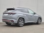 Hyundai Tucson 1.6 T-GDI 4wd N Line Sky 4WD / Dealer onderhouden / Fabrieksgarantie tot 03-2027 / Trekhaak afneembaar / Panorama schuifdak / Trekgewicht 1650 kg / Navigatie / Apple Carplay Android / Elektrische achterklep / Stuur- Stoel & Achterbank verwarming / Rondomzicht camera /
