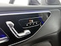 Mercedes-Benz C-klasse 300 e Business Solution AMG | Comfortpakket Plus | Nightpakket | Middenconsole metaalstructuur | Trekhaak | GUARD 360° Plus | Panoramaschuifdak | 360° camera | Diamond grill | 19" multispaaks lichtmetalen AMG-velgen |