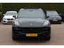Porsche Cayenne 3.0 S E-Hybrid 519pk / Trekhaak / Panoramadak / 360Camera / Head-up / Achterasbesturing / Bose / 21'' / Luchtvering / Adaptieve Stoelen / Sportdesign+Chrono / Sportuiltaat / Stoelventilatie / Stoelverwarming 4x /