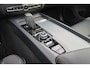 Volvo XC60 T8 Recharge AWD R-Design - Panorama/schuifdak - IntelliSafe Assist & Surround - Harman/Kardon audio - Adaptieve LED koplampen - Parkeercamera achter - Verwarmde voorstoelen, stuur & achterbank - Parkeersensoren voor & achter - Elektr. bedienb. voorstoelen met geheugen - Draadloze tel. lader - Standkachel - Extra getint glas - Semi elektr. inklapbare trekhaak - 19 inch LMV