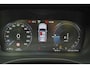 Volvo XC60 T8 Recharge AWD R-Design - Panorama/schuifdak - IntelliSafe Assist & Surround - Harman/Kardon audio - Adaptieve LED koplampen - Parkeercamera achter - Verwarmde voorstoelen, stuur & achterbank - Parkeersensoren voor & achter - Elektr. bedienb. voorstoelen met geheugen - Draadloze tel. lader - Standkachel - Extra getint glas - Semi elektr. inklapbare trekhaak - 19 inch LMV
