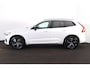 Volvo XC60 T8 Recharge AWD R-Design - Panorama/schuifdak - IntelliSafe Assist & Surround - Harman/Kardon audio - Adaptieve LED koplampen - Parkeercamera achter - Verwarmde voorstoelen, stuur & achterbank - Parkeersensoren voor & achter - Elektr. bedienb. voorstoelen met geheugen - Draadloze tel. lader - Standkachel - Extra getint glas - Semi elektr. inklapbare trekhaak - 19 inch LMV
